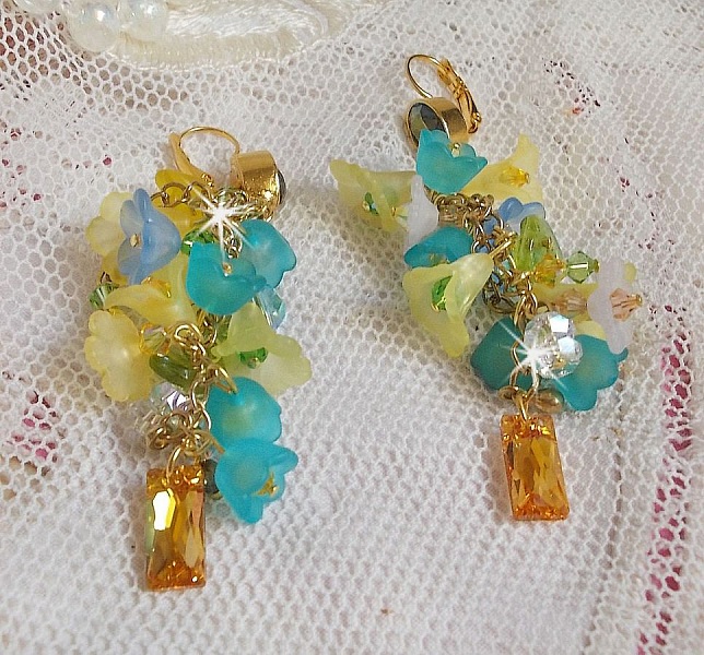 BO bella yellow pendantes dor&eacute;es en laiton avec cristaux, fleurs en r&eacute;sine, perles rondes en verre, cha&icirc;nette et dormeuses dor&eacute;es en laiton
