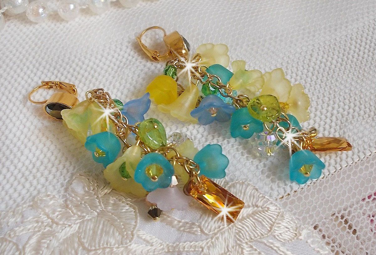BO bella yellow pendantes dor&eacute;es en laiton avec cristaux, fleurs en r&eacute;sine, perles rondes en verre, cha&icirc;nette et dormeuses dor&eacute;es en laiton