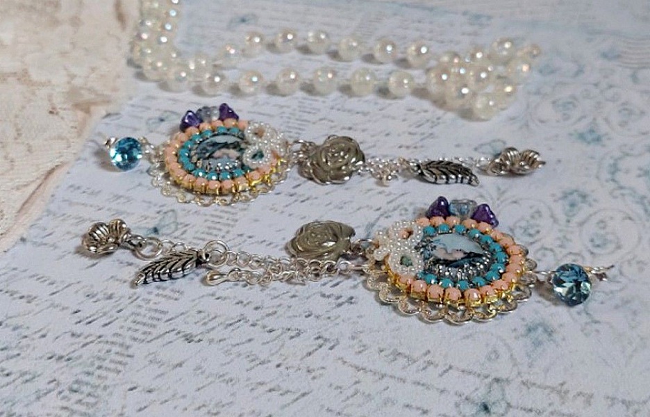 BO Belle de Cadix avec cabochons ronds en verre, fleurs clochettes en verre, cristaux, n&oelig;uds en R&eacute;sine, cha&icirc;nes perl&eacute;es, breloques et clous d&rsquo;oreilles en Argent 925/1000