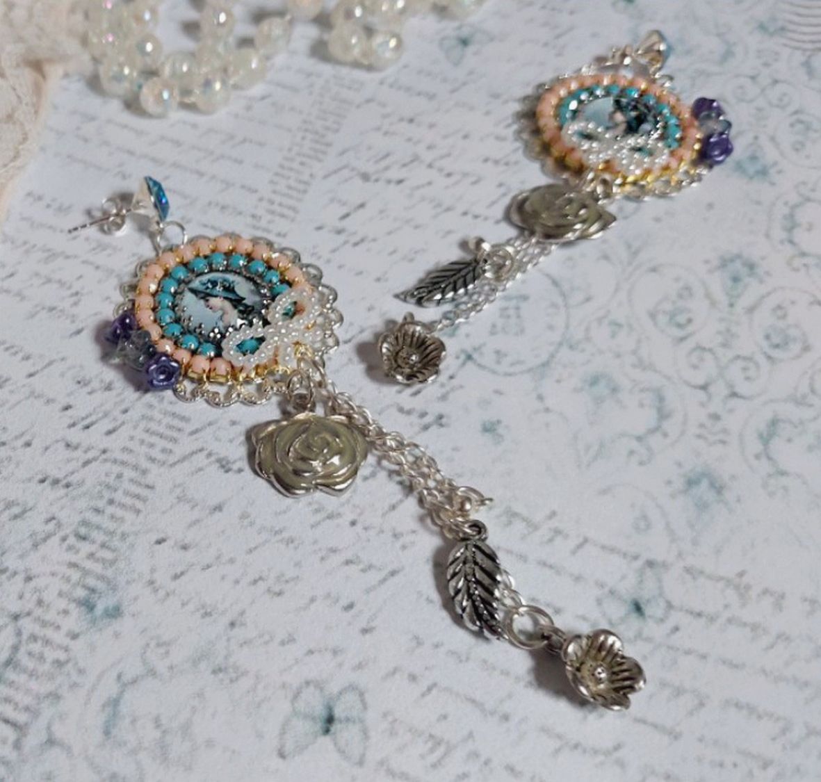 BO Belle de Cadix avec cabochons ronds en verre, fleurs clochettes en verre, cristaux, n&oelig;uds en R&eacute;sine, cha&icirc;nes perl&eacute;es, breloques et clous d&rsquo;oreilles en Argent 925/1000