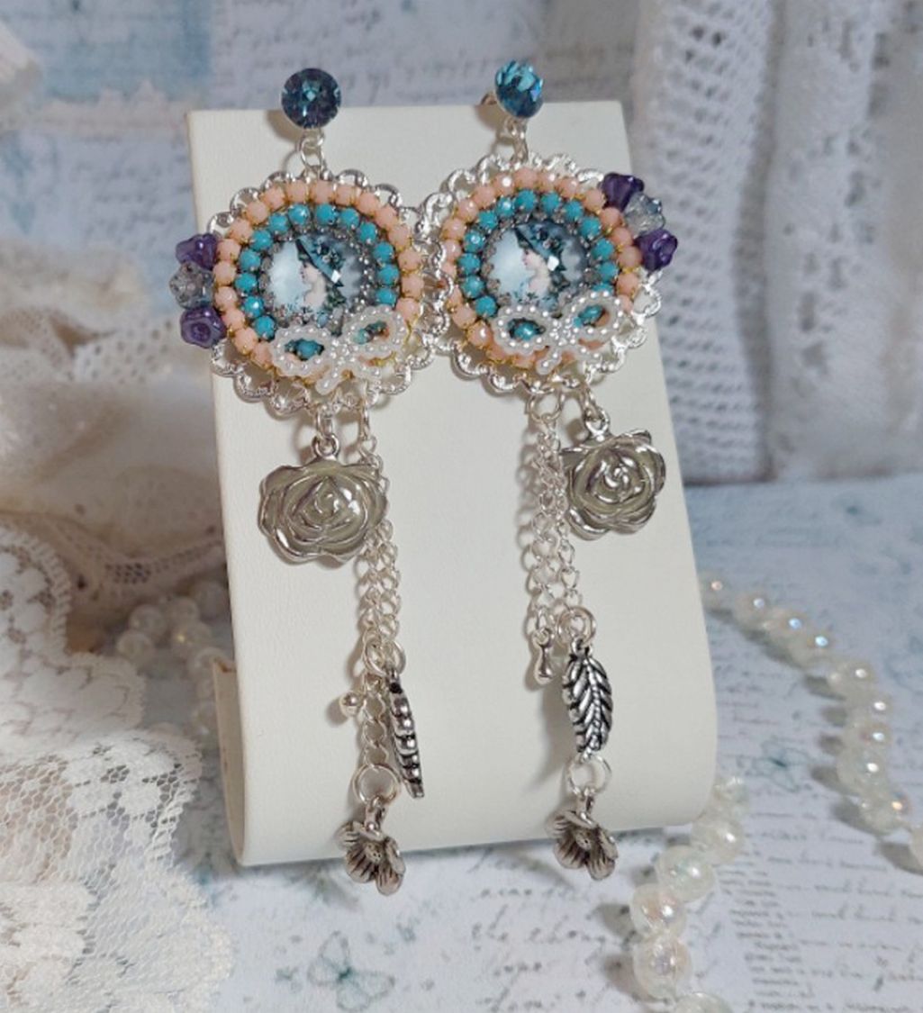 BO Belle de Cadix avec cabochons ronds en verre, fleurs clochettes en verre, cristaux, n&oelig;uds en R&eacute;sine, cha&icirc;nes perl&eacute;es, breloques et clous d&rsquo;oreilles en Argent 925/1000