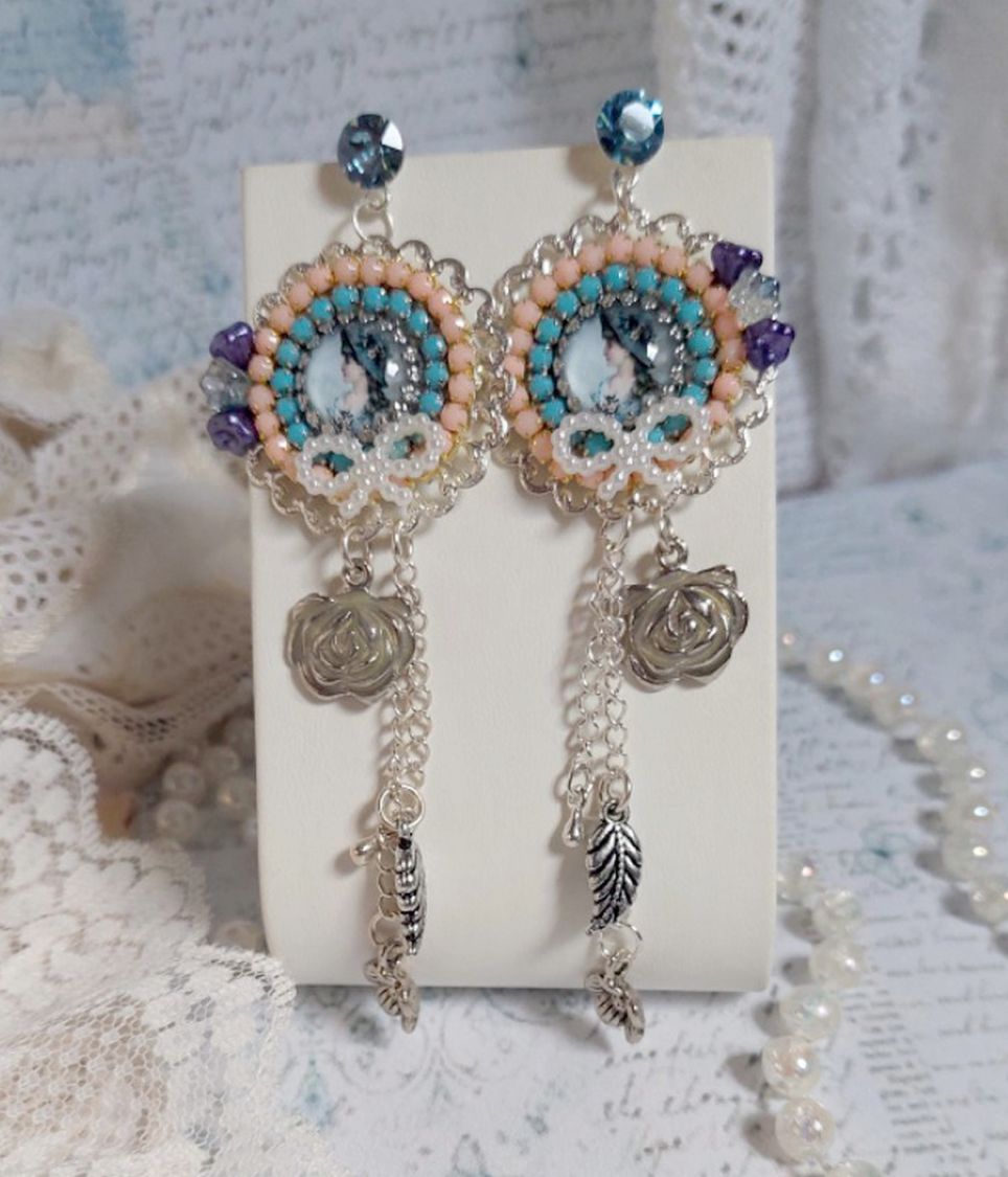 BO Belle de Cadix avec cabochons ronds en verre, fleurs clochettes en verre, cristaux, n&oelig;uds en R&eacute;sine, cha&icirc;nes perl&eacute;es, breloques et clous d&rsquo;oreilles en Argent 925/1000