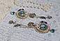 BO Belle de Cadix avec cabochons ronds en verre, fleurs clochettes en verre, cristaux, n&oelig;uds en R&eacute;sine, cha&icirc;nes perl&eacute;es, breloques et clous d&rsquo;oreilles en Argent 925/1000
