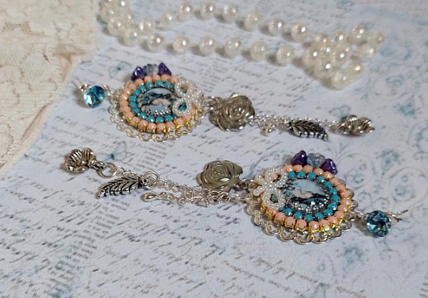BO Belle de Cadix avec cabochons ronds en verre, fleurs clochettes en verre, cristaux, n&oelig;uds en R&eacute;sine, cha&icirc;nes perl&eacute;es, breloques et clous d&rsquo;oreilles en Argent 925/1000