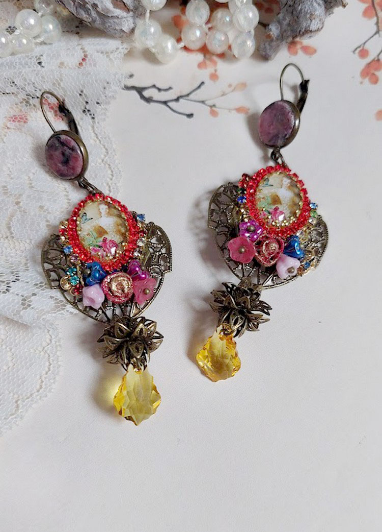 BO Belle classe mont&eacute;es avec estampes m&eacute;tal, cabochons verres, fleurs porcelaines et perles Cristal Swarovski.
