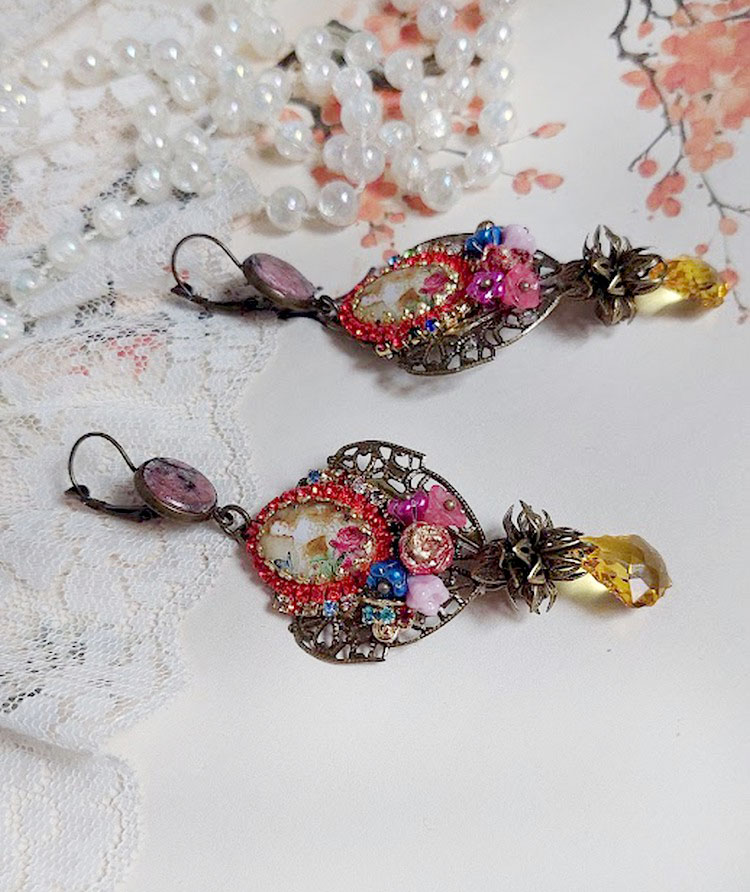 BO Belle classe mont&eacute;es avec estampes m&eacute;tal, cabochons verres, fleurs porcelaines et perles Cristal Swarovski.