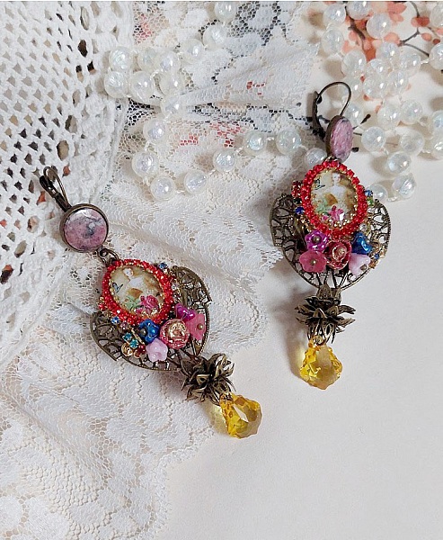 BO Belle classe mont&eacute;es avec estampes m&eacute;tal, cabochons verres, fleurs porcelaines et perles Cristal Swarovski.