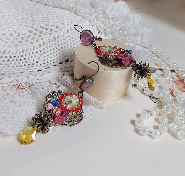 BO Belle classe mont&eacute;es avec estampes m&eacute;tal, cabochons verres, fleurs porcelaines et perles Cristal Swarovski.