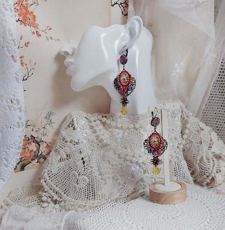 BO Belle classe mont&eacute;es avec estampes m&eacute;tal, cabochons verres, fleurs porcelaines et perles Cristal Swarovski.