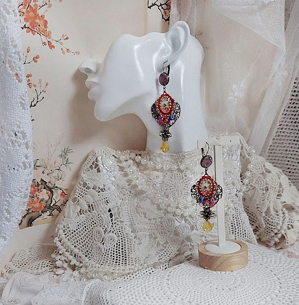 BO Belle classe mont&eacute;es avec estampes m&eacute;tal, cabochons verres, fleurs porcelaines et perles Cristal Swarovski.