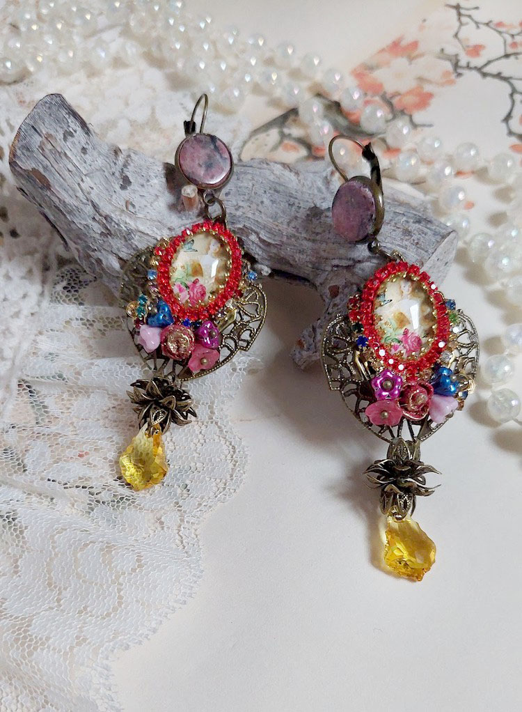BO Belle classe mont&eacute;es avec estampes m&eacute;tal, cabochons verres, fleurs porcelaines et perles Cristal Swarovski.