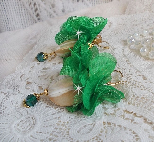 BO Belle Emeraude cr&eacute;&eacute;es avec nacres bomb&eacute;es, fleurs en tissu sur tulle de couleur vert &eacute;meraude, cristaux et dormeuses dor&eacute;es en laiton