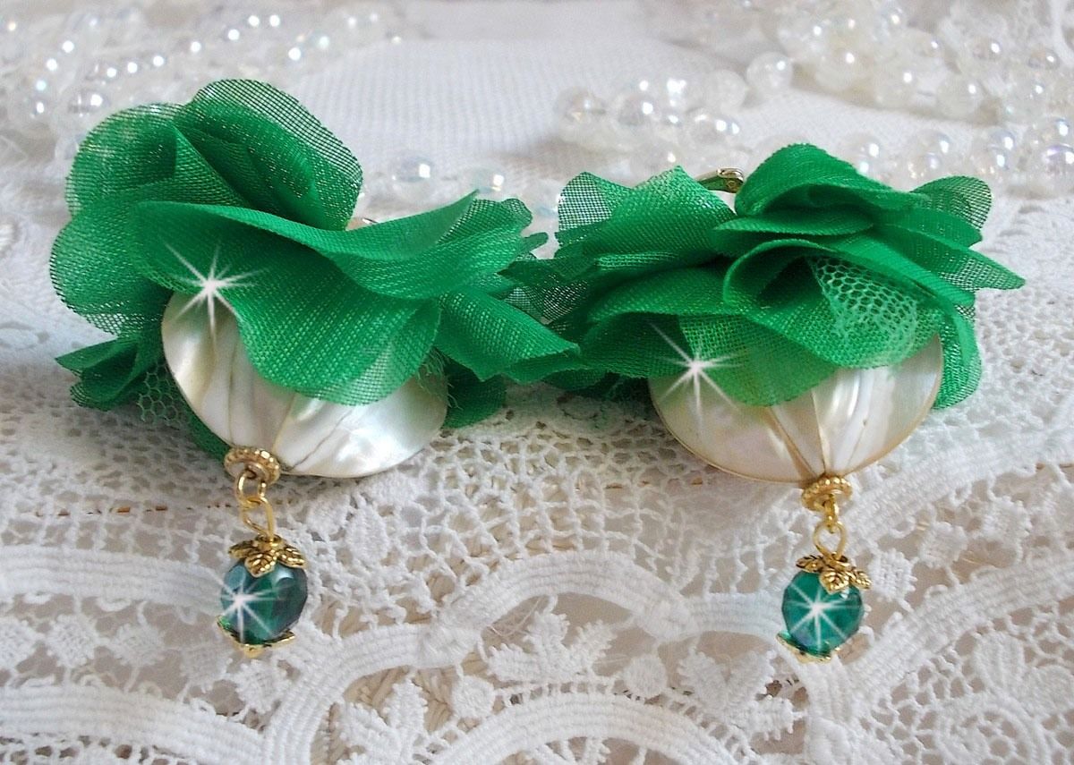 BO Belle Emeraude cr&eacute;&eacute;es avec nacres bomb&eacute;es, fleurs en tissu sur tulle de couleur vert &eacute;meraude, cristaux et dormeuses dor&eacute;es en laiton