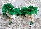 BO Belle Emeraude cr&eacute;&eacute;es avec nacres bomb&eacute;es, fleurs en tissu sur tulle de couleur vert &eacute;meraude, cristaux et dormeuses dor&eacute;es en laiton