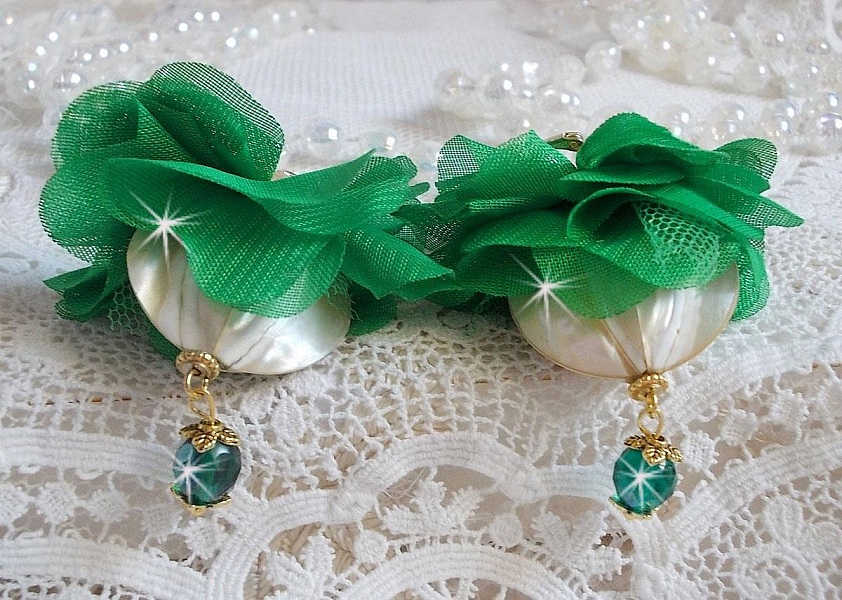 BO Belle Emeraude cr&eacute;&eacute;es avec nacres bomb&eacute;es, fleurs en tissu sur tulle de couleur vert &eacute;meraude, cristaux et dormeuses dor&eacute;es en laiton