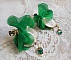 BO Belle Emeraude cr&eacute;&eacute;es avec nacres bomb&eacute;es, fleurs en tissu sur tulle de couleur vert &eacute;meraude, cristaux et dormeuses dor&eacute;es en laiton