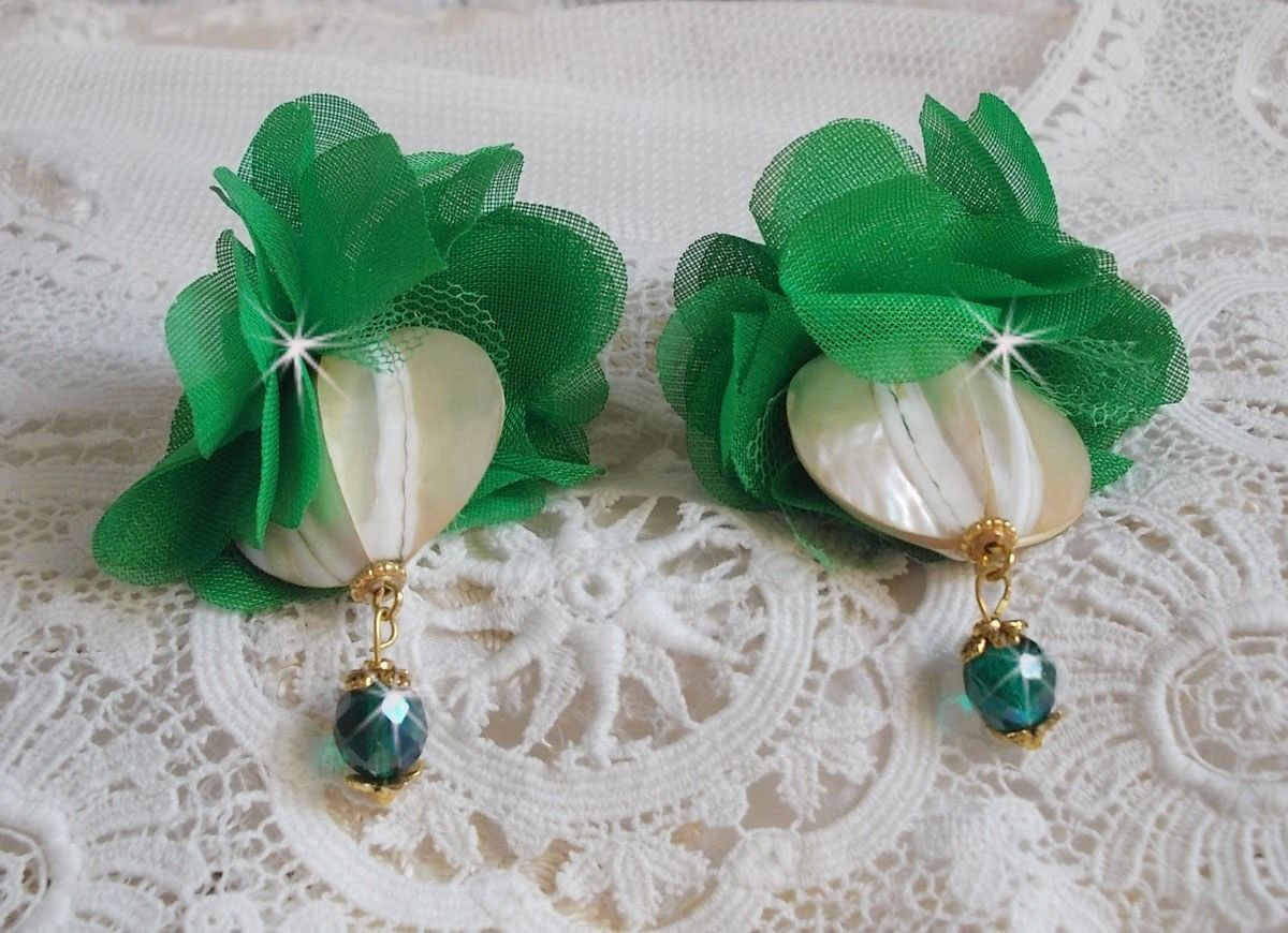 BO Belle Emeraude cr&eacute;&eacute;es avec nacres bomb&eacute;es, fleurs en tissu sur tulle de couleur vert &eacute;meraude, cristaux et dormeuses dor&eacute;es en laiton