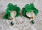 BO Belle Emeraude cr&eacute;&eacute;es avec nacres bomb&eacute;es, fleurs en tissu sur tulle de couleur vert &eacute;meraude, cristaux et dormeuses dor&eacute;es en laiton