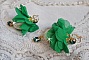 BO Belle Emeraude cr&eacute;&eacute;es avec nacres bomb&eacute;es, fleurs en tissu sur tulle de couleur vert &eacute;meraude, cristaux et dormeuses dor&eacute;es en laiton