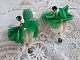 BO Belle Emeraude cr&eacute;&eacute;es avec nacres bomb&eacute;es, fleurs en tissu sur tulle de couleur vert &eacute;meraude, cristaux et dormeuses dor&eacute;es en laiton