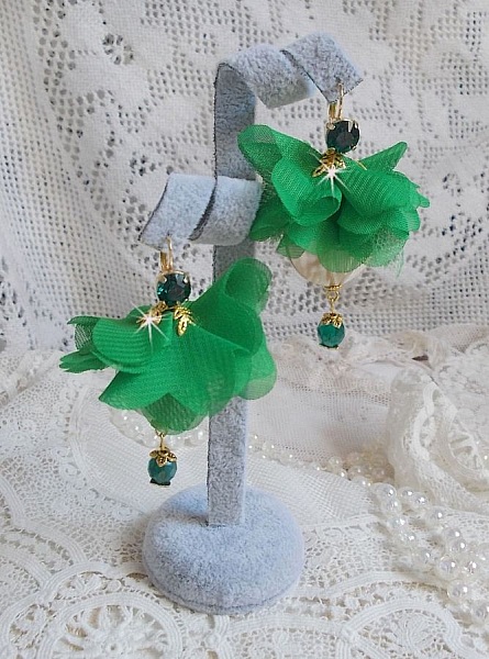 BO Belle Emeraude cr&eacute;&eacute;es avec nacres bomb&eacute;es, fleurs en tissu sur tulle de couleur vert &eacute;meraude, cristaux et dormeuses dor&eacute;es en laiton