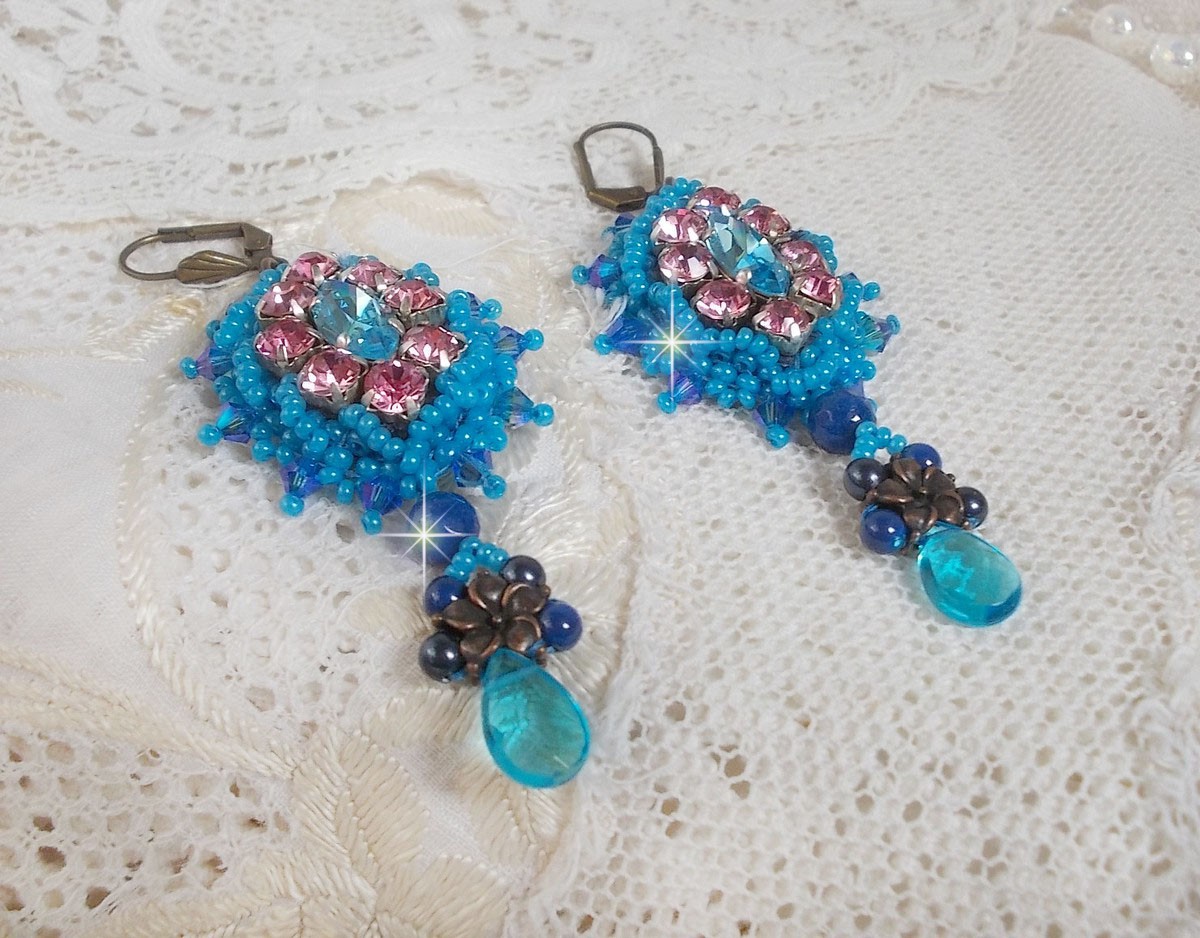 BO Belle Epoque brod&eacute;es avec des navettes Light Turquoise en Cristal de Swarovski &agrave; laquelle s'ajoute, chatons Light Rose, toupies Saphir, intercalaires, perles nacr&eacute;es, briolettes et dormeuses Laiton