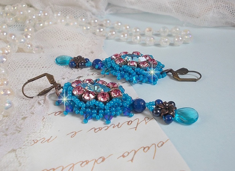 BO Belle Epoque brod&eacute;es avec des navettes Light Turquoise en Cristal de Swarovski &agrave; laquelle s'ajoute, chatons Light Rose, toupies Saphir, intercalaires, perles nacr&eacute;es, briolettes et dormeuses Laiton