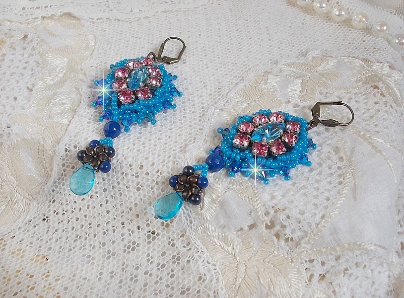 BO Belle Epoque brod&eacute;es avec des navettes Light Turquoise en Cristal de Swarovski &agrave; laquelle s'ajoute, chatons Light Rose, toupies Saphir, intercalaires, perles nacr&eacute;es, briolettes et dormeuses Laiton