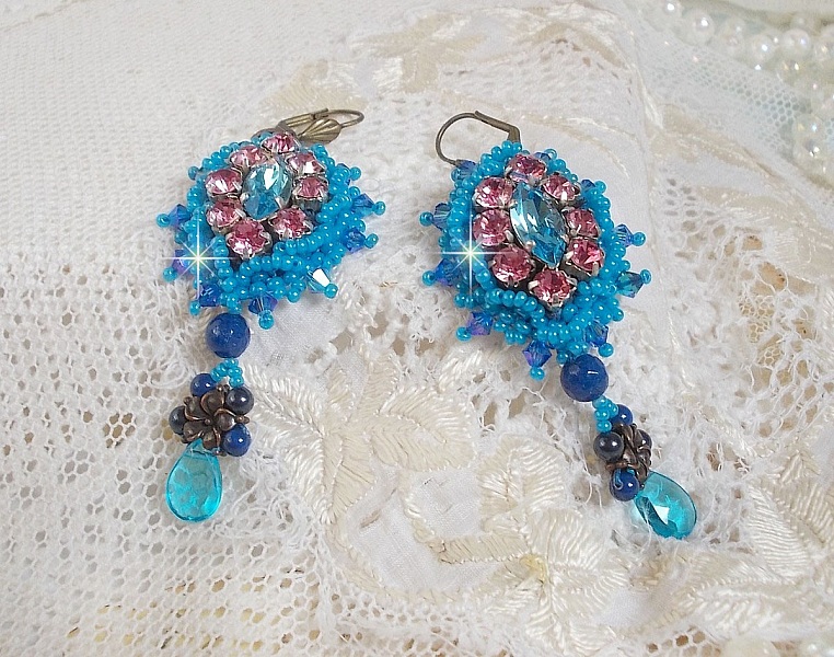 BO Belle Epoque brod&eacute;es avec des navettes Light Turquoise en Cristal de Swarovski &agrave; laquelle s'ajoute, chatons Light Rose, toupies Saphir, intercalaires, perles nacr&eacute;es, briolettes et dormeuses Laiton