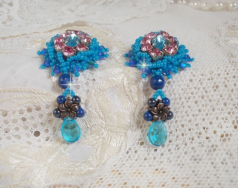 BO Belle Epoque brod&eacute;es avec des navettes Light Turquoise en Cristal de Swarovski &agrave; laquelle s'ajoute, chatons Light Rose, toupies Saphir, intercalaires, perles nacr&eacute;es, briolettes et dormeuses Laiton
