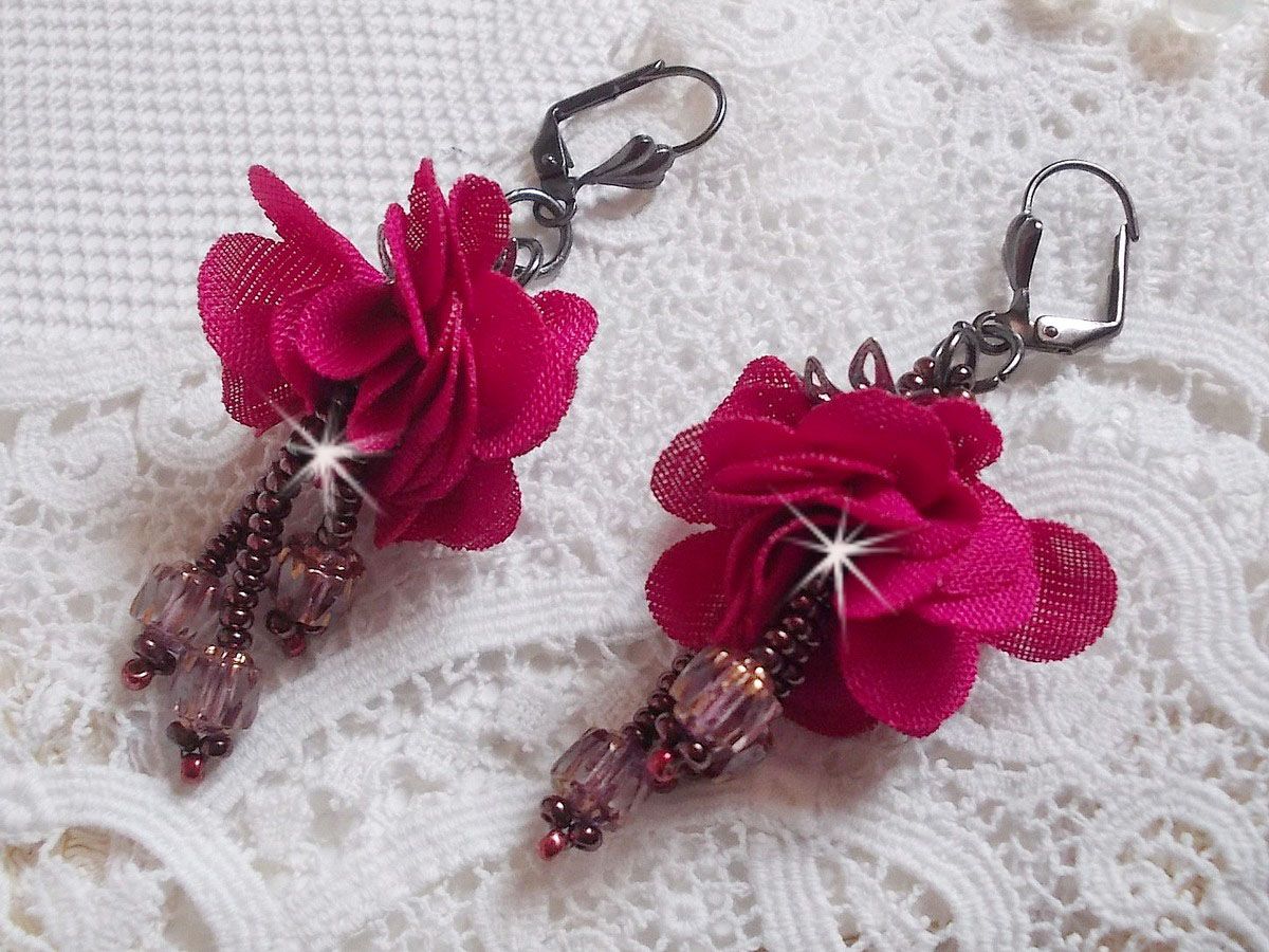 BO Belle H&eacute;l&egrave;ne cr&eacute;&eacute;es avec une fleur en tissu fuchsia, facettes Antique en verre, rocailles et dormeuses fleur de lys en laiton                    