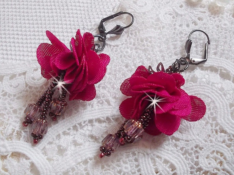 BO Belle H&eacute;l&egrave;ne cr&eacute;&eacute;es avec une fleur en tissu fuchsia, facettes Antique en verre, rocailles et dormeuses fleur de lys en laiton                    