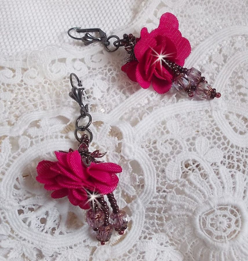 BO Belle H&eacute;l&egrave;ne cr&eacute;&eacute;es avec une fleur en tissu fuchsia, facettes Antique en verre, rocailles et dormeuses fleur de lys en laiton                    