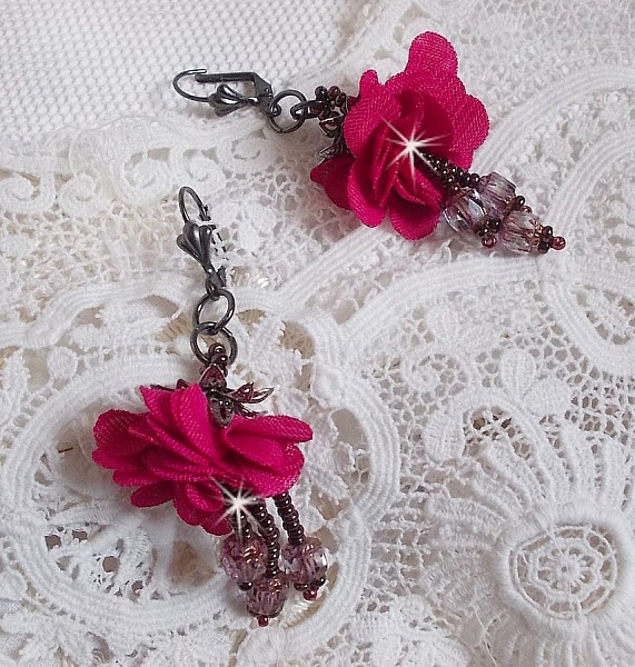 BO Belle H&eacute;l&egrave;ne cr&eacute;&eacute;es avec une fleur en tissu fuchsia, facettes Antique en verre, rocailles et dormeuses fleur de lys en laiton                    