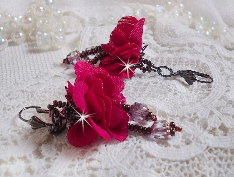 BO Belle H&eacute;l&egrave;ne cr&eacute;&eacute;es avec une fleur en tissu fuchsia, facettes Antique en verre, rocailles et dormeuses fleur de lys en laiton                    