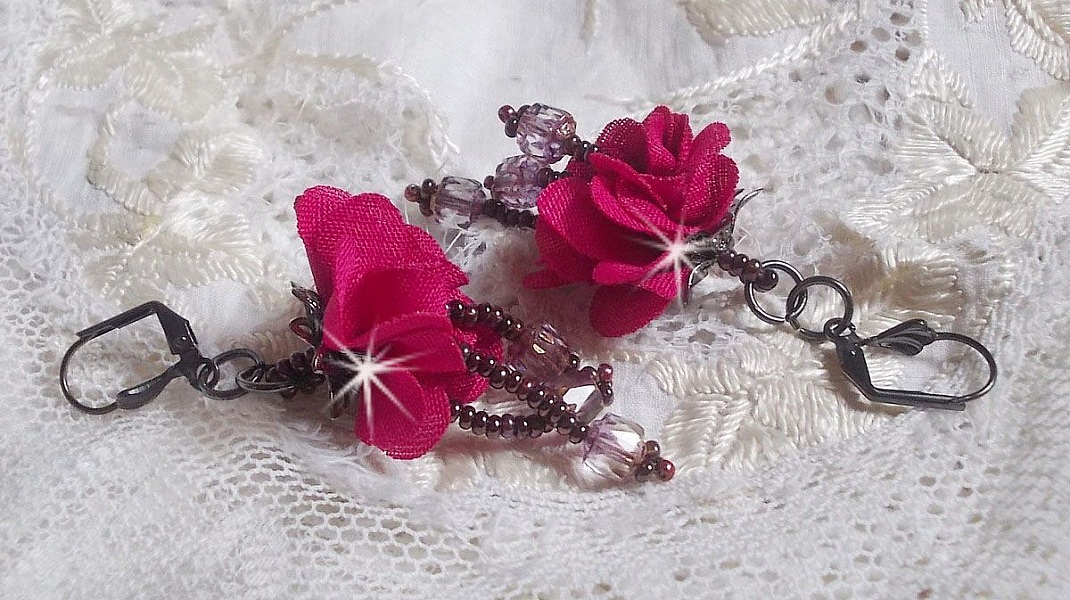 BO Belle H&eacute;l&egrave;ne cr&eacute;&eacute;es avec une fleur en tissu fuchsia, facettes Antique en verre, rocailles et dormeuses fleur de lys en laiton                    
