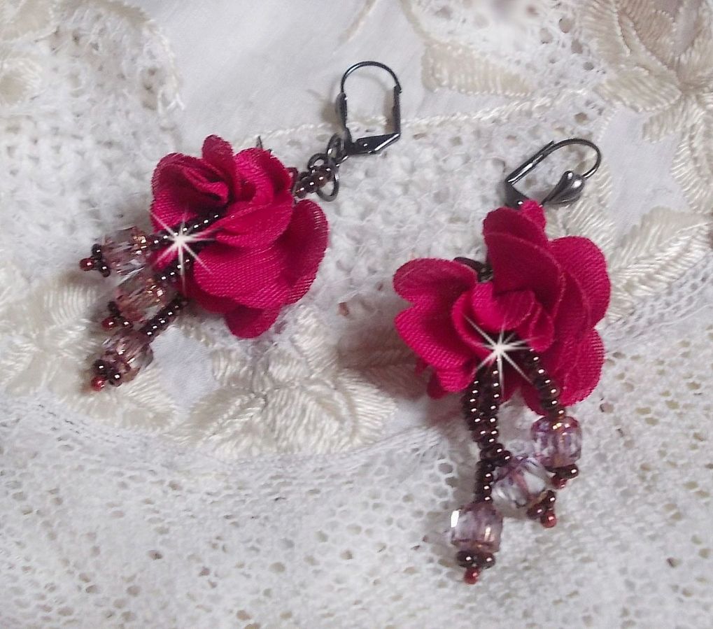 BO Belle H&eacute;l&egrave;ne cr&eacute;&eacute;es avec une fleur en tissu fuchsia, facettes Antique en verre, rocailles et dormeuses fleur de lys en laiton                    
