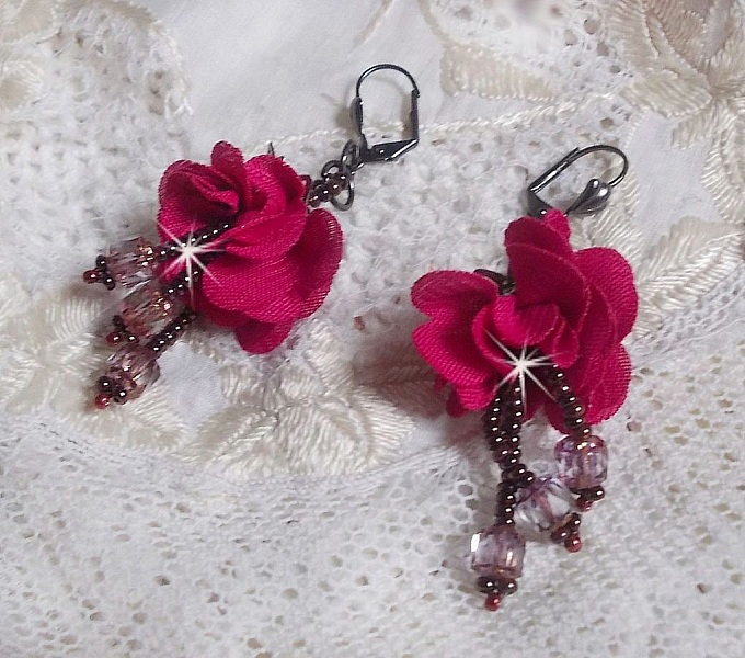 BO Belle H&eacute;l&egrave;ne cr&eacute;&eacute;es avec une fleur en tissu fuchsia, facettes Antique en verre, rocailles et dormeuses fleur de lys en laiton                    