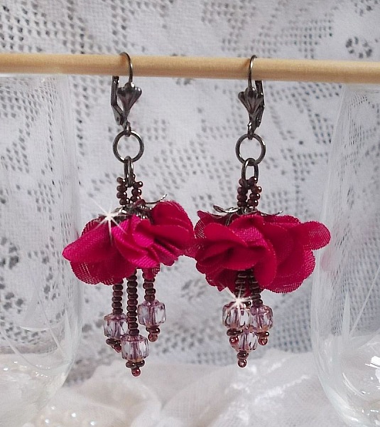 BO Belle H&eacute;l&egrave;ne cr&eacute;&eacute;es avec une fleur en tissu fuchsia, facettes Antique en verre, rocailles et dormeuses fleur de lys en laiton                    