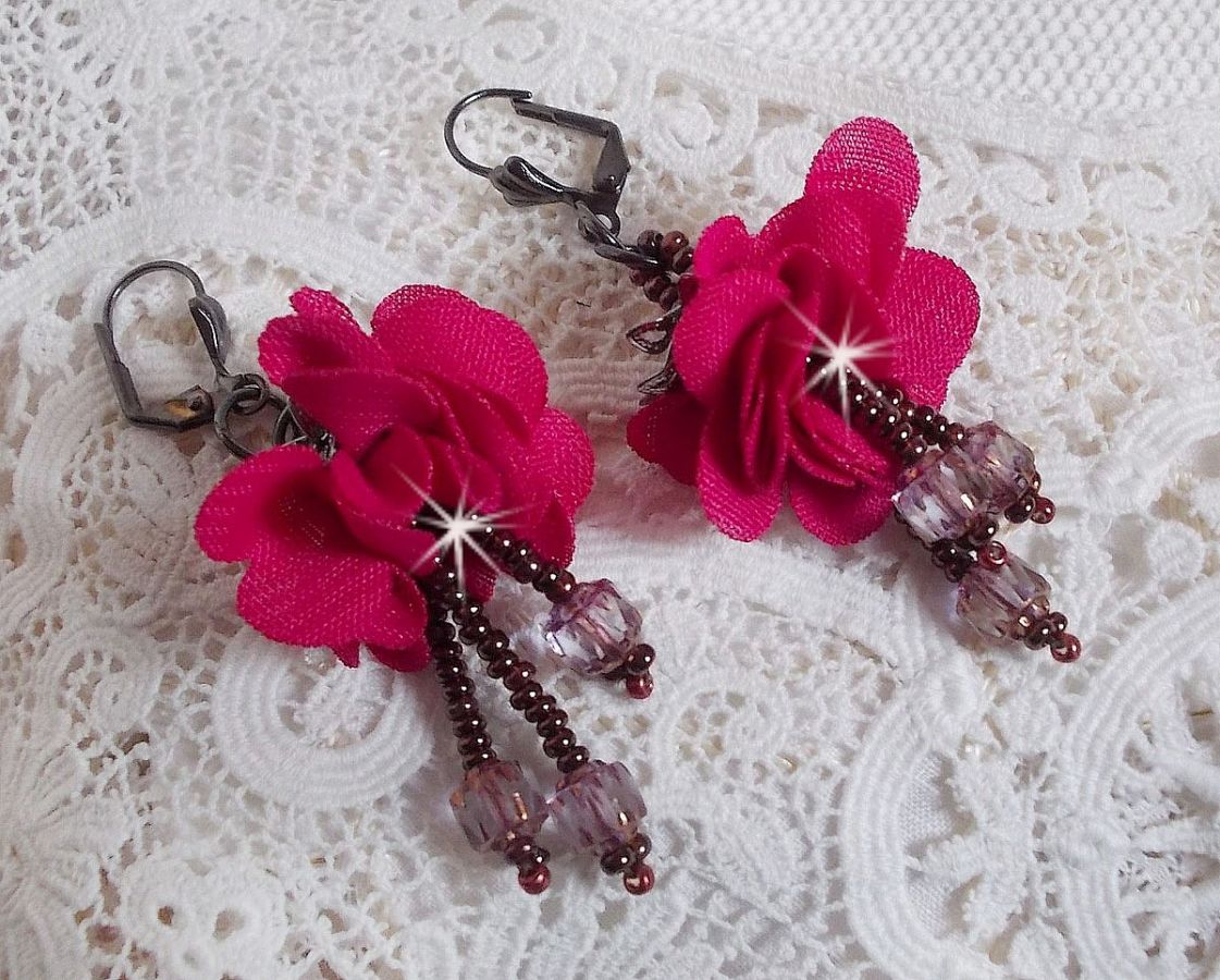 BO Belle H&eacute;l&egrave;ne cr&eacute;&eacute;es avec une fleur en tissu fuchsia, facettes Antique en verre, rocailles et dormeuses fleur de lys en laiton                    