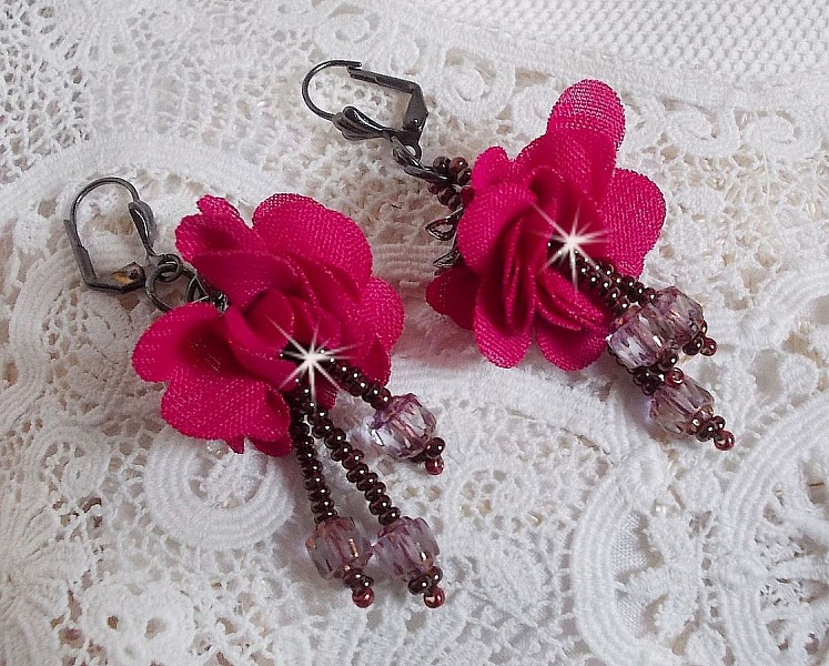 BO Belle H&eacute;l&egrave;ne cr&eacute;&eacute;es avec une fleur en tissu fuchsia, facettes Antique en verre, rocailles et dormeuses fleur de lys en laiton                    