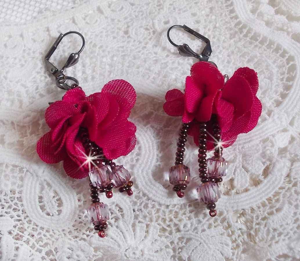 BO Belle H&eacute;l&egrave;ne cr&eacute;&eacute;es avec une fleur en tissu fuchsia, facettes Antique en verre, rocailles et dormeuses fleur de lys en laiton                    