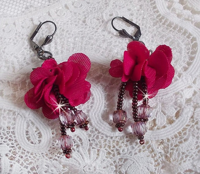 BO Belle H&eacute;l&egrave;ne cr&eacute;&eacute;es avec une fleur en tissu fuchsia, facettes Antique en verre, rocailles et dormeuses fleur de lys en laiton                    