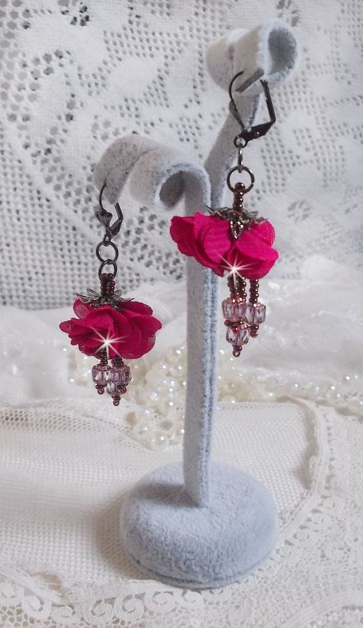 BO Belle H&eacute;l&egrave;ne cr&eacute;&eacute;es avec une fleur en tissu fuchsia, facettes Antique en verre, rocailles et dormeuses fleur de lys en laiton                    