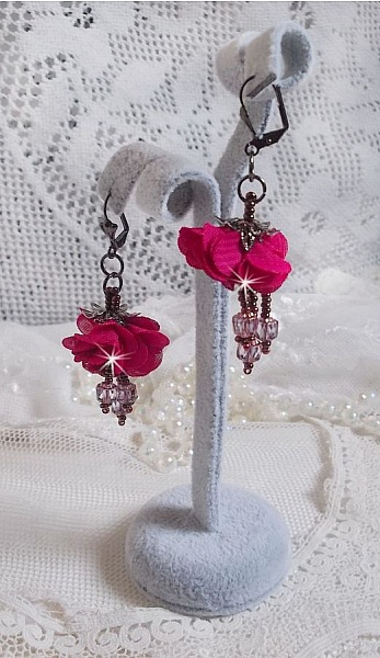 BO Belle H&eacute;l&egrave;ne cr&eacute;&eacute;es avec une fleur en tissu fuchsia, facettes Antique en verre, rocailles et dormeuses fleur de lys en laiton                    