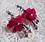 BO Belle H&eacute;l&egrave;ne cr&eacute;&eacute;es avec une fleur en tissu fuchsia, facettes Antique en verre, rocailles et dormeuses fleur de lys en laiton                    