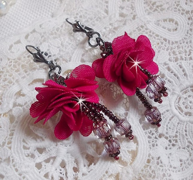 BO Belle H&eacute;l&egrave;ne cr&eacute;&eacute;es avec une fleur en tissu fuchsia, facettes Antique en verre, rocailles et dormeuses fleur de lys en laiton                    