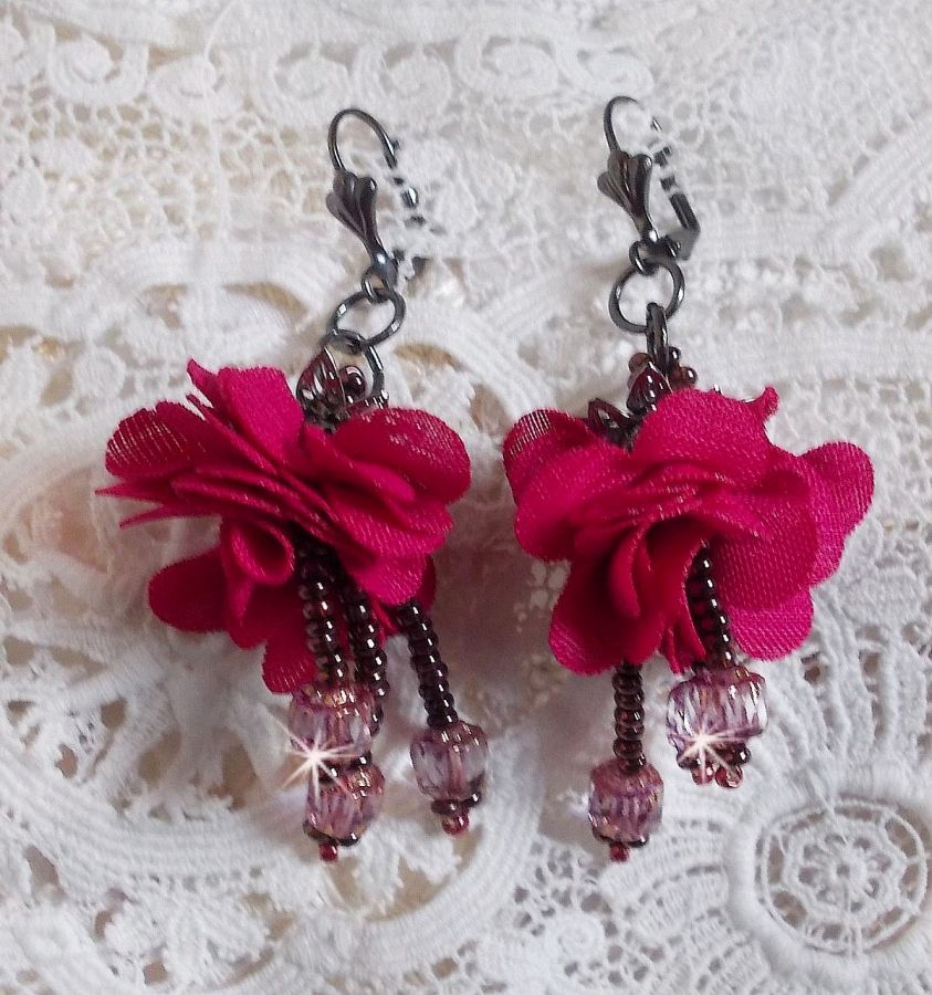 BO Belle H&eacute;l&egrave;ne cr&eacute;&eacute;es avec une fleur en tissu fuchsia, facettes Antique en verre, rocailles et dormeuses fleur de lys en laiton                    