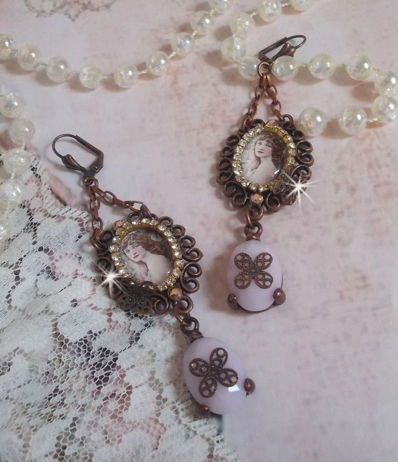 BO Blondy Roses cr&eacute;&eacute;es avec des cabochons PureCrystal, des cabochons loupes, des m&eacute;daillons et une cha&icirc;ne strass