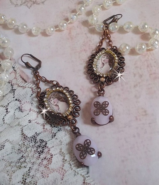 BO Blondy Roses cr&eacute;&eacute;es avec des cabochons PureCrystal, des cabochons loupes, des m&eacute;daillons et une cha&icirc;ne strass